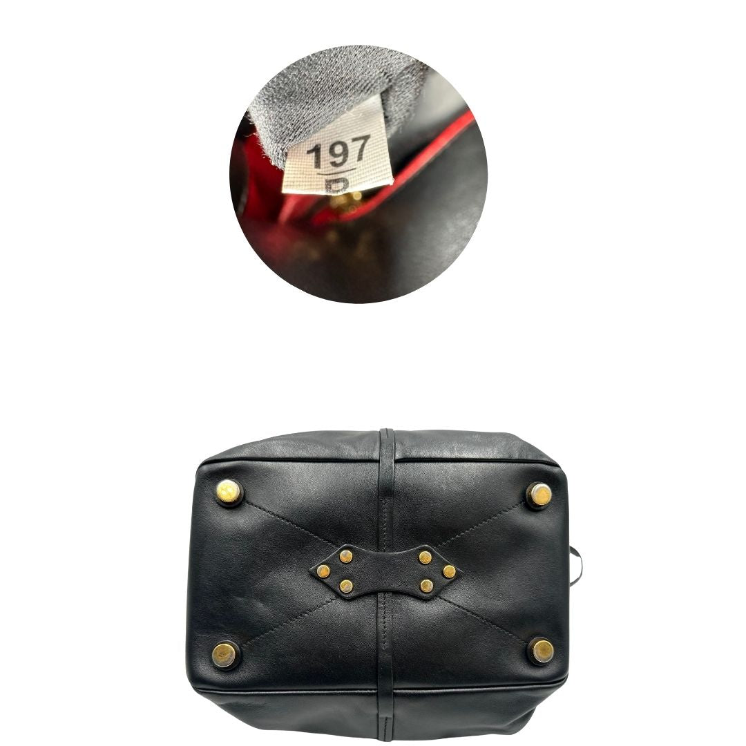 base Borsa Miu Miu in pelle nera con parti metalliche dorate; munita di un manico singolo e una tracolla amovibile e regolabile. Completa di dustbag, di lusso, originale, ottime condizioni, usata 