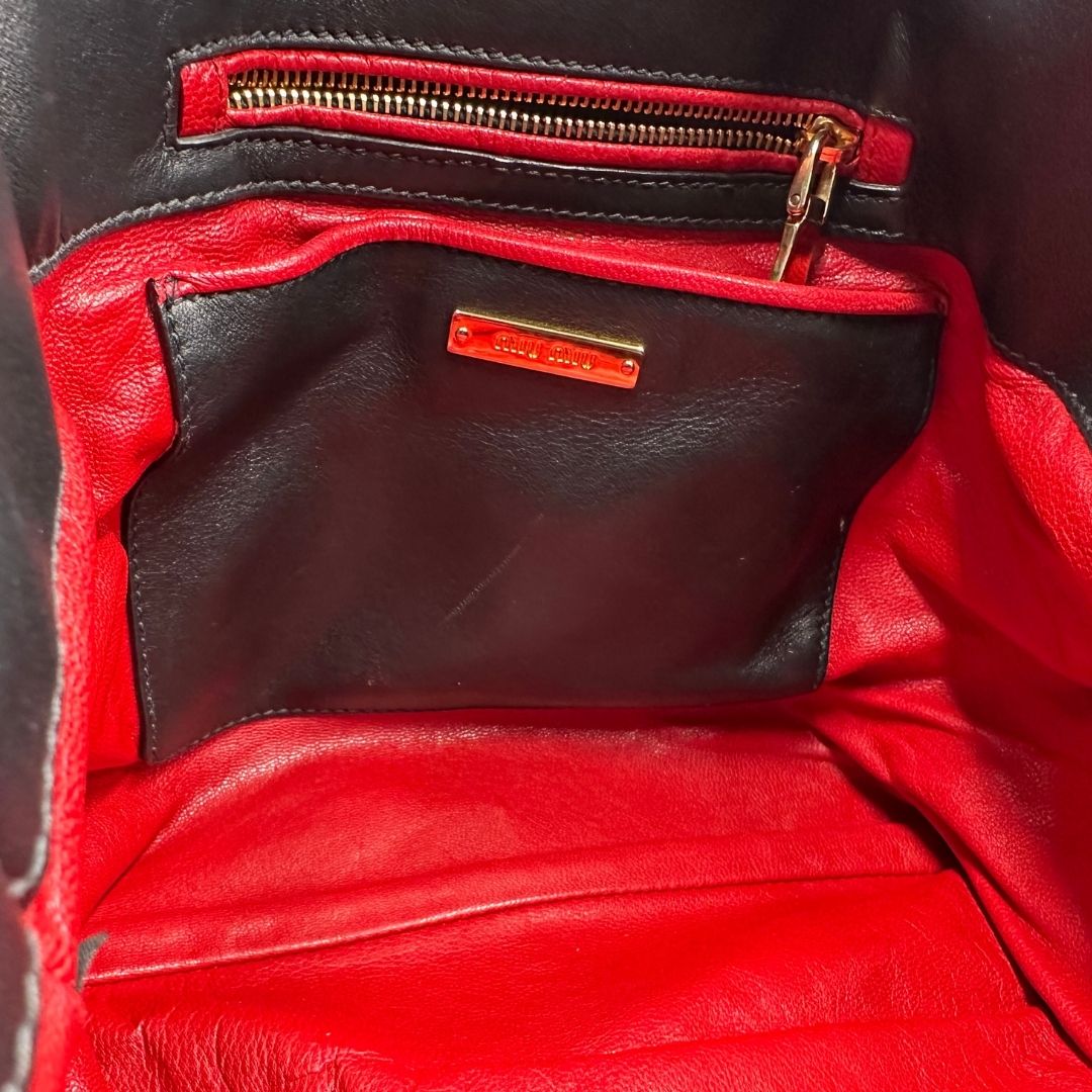 interno Borsa Miu Miu in pelle nera con parti metalliche dorate; munita di un manico singolo e una tracolla amovibile e regolabile. Completa di dustbag, di lusso, originale, ottime condizioni, usata 