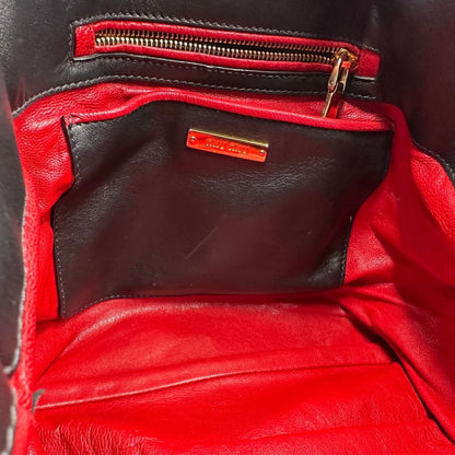 interno Borsa Miu Miu in pelle nera con parti metalliche dorate; munita di un manico singolo e una tracolla amovibile e regolabile. Completa di dustbag, di lusso, originale, ottime condizioni, usata 