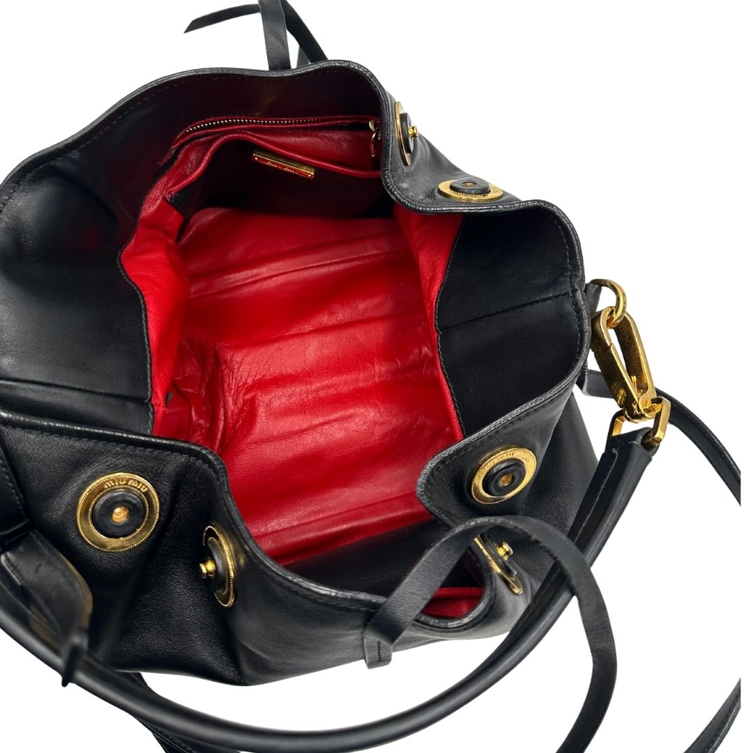 interno Borsa Miu Miu in pelle nera con parti metalliche dorate; munita di un manico singolo e una tracolla amovibile e regolabile. Completa di dustbag, di lusso, originale, ottime condizioni, usata 