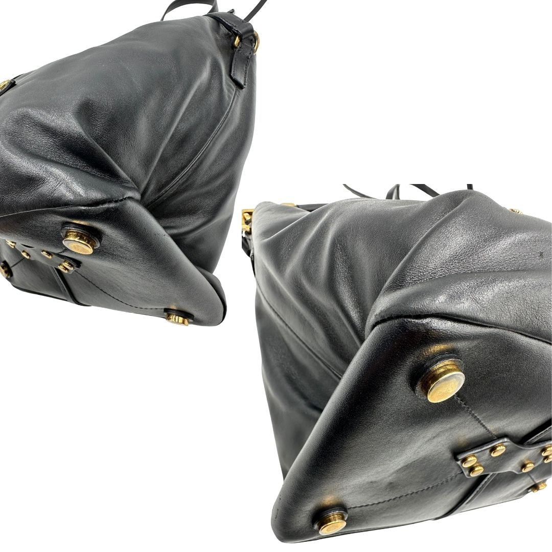 angoli Borsa Miu Miu in pelle nera con parti metalliche dorate; munita di un manico singolo e una tracolla amovibile e regolabile. Completa di dustbag, di lusso, originale, ottime condizioni, usata 