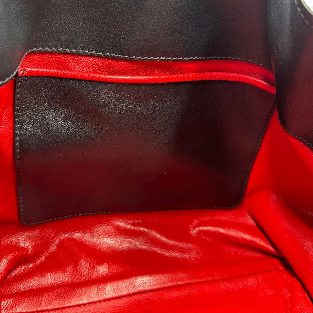 interno Borsa Miu Miu in pelle nera con parti metalliche dorate; munita di un manico singolo e una tracolla amovibile e regolabile. Completa di dustbag, di lusso, originale, ottime condizioni, usata 