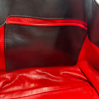 interno Borsa Miu Miu in pelle nera con parti metalliche dorate; munita di un manico singolo e una tracolla amovibile e regolabile. Completa di dustbag, di lusso, originale, ottime condizioni, usata 