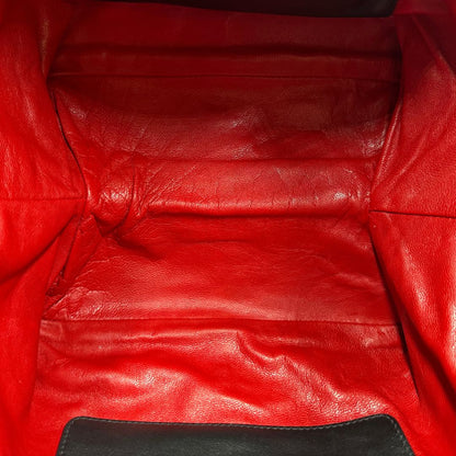 interno Borsa Miu Miu in pelle nera con parti metalliche dorate; munita di un manico singolo e una tracolla amovibile e regolabile. Completa di dustbag, di lusso, originale, ottime condizioni, usata 