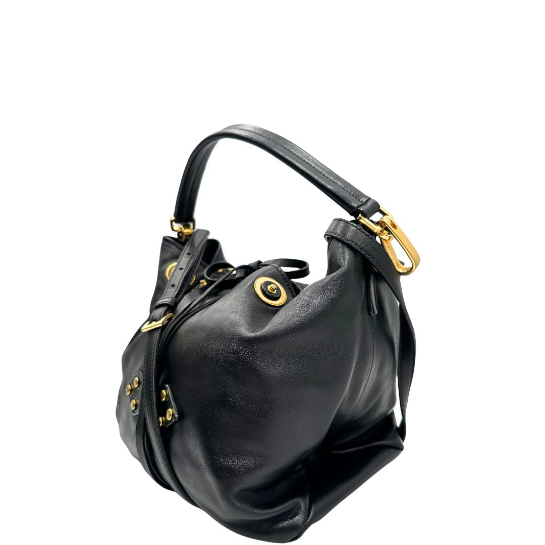 lato Borsa Miu Miu in pelle nera con parti metalliche dorate; munita di un manico singolo e una tracolla amovibile e regolabile. Completa di dustbag, di lusso, originale, ottime condizioni, usata 