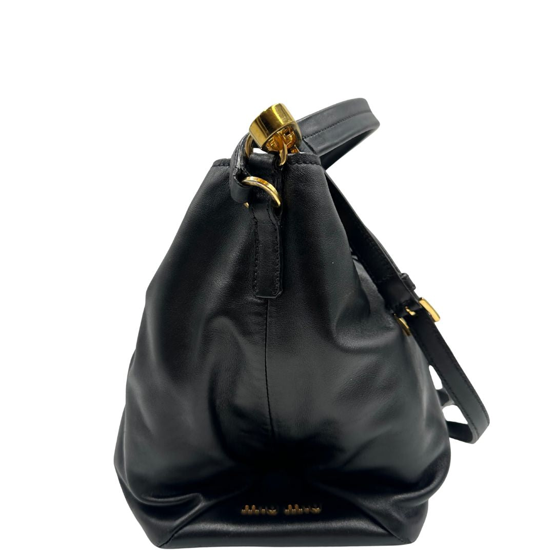 lato Borsa Miu Miu in pelle nera con parti metalliche dorate; munita di un manico singolo e una tracolla amovibile e regolabile. Completa di dustbag, di lusso, originale, ottime condizioni, usata 