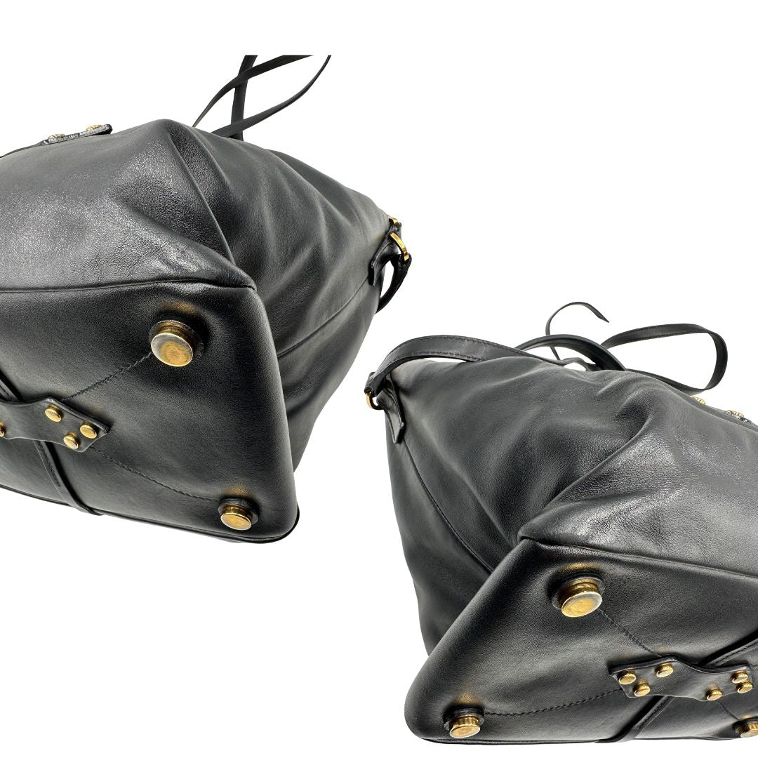 angoli Borsa Miu Miu in pelle nera con parti metalliche dorate; munita di un manico singolo e una tracolla amovibile e regolabile. Completa di dustbag, di lusso, originale, ottime condizioni, usata 