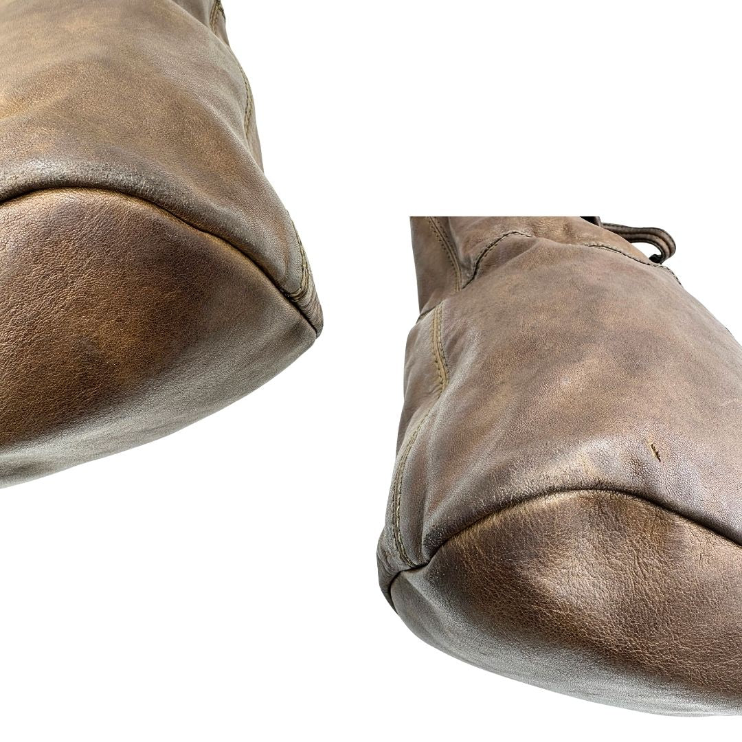 angoli Borsa Nightingale Givenchy in pelle marrone con parti metalliche dorate; munita di doppi manici e un manico singolo amovibile, da portare a spalla o a mano. Completa di dustbag, di lusso, originale, ottime condizioni, usata 