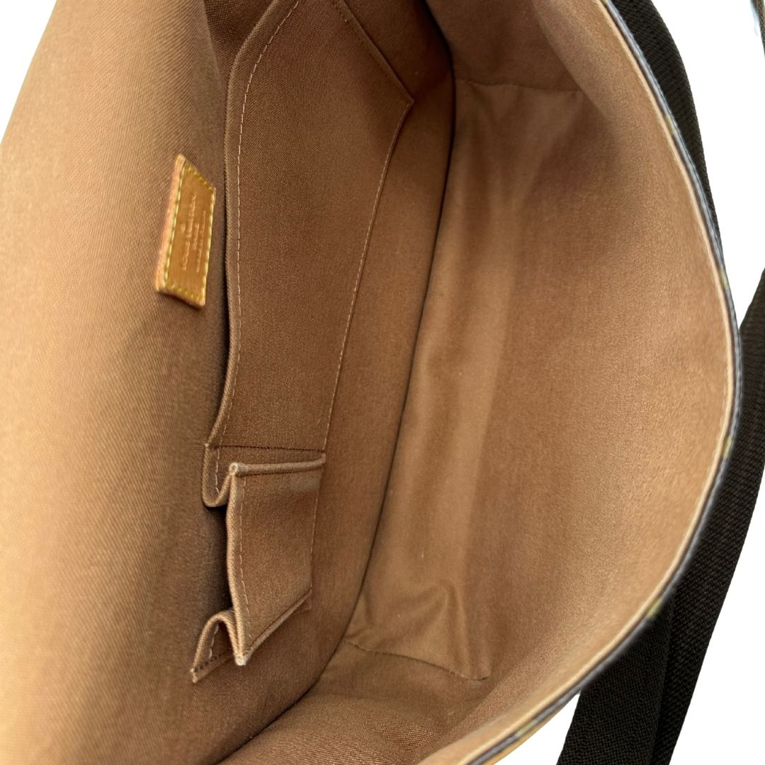interno Borsa Messenger Bosphore Louis Vuitton in canvas marrone monogram con finiture in vacchetta naturale, tracolla in tessuto regolabile e parti metalliche dorate, di lusso, originale, ottime condizioni, usata.