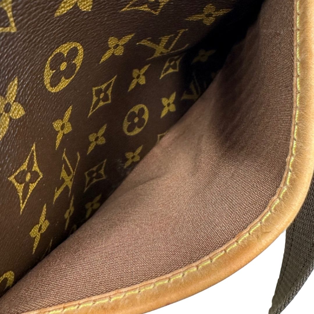 interno Borsa Messenger Bosphore Louis Vuitton in canvas marrone monogram con finiture in vacchetta naturale, tracolla in tessuto regolabile e parti metalliche dorate, di lusso, originale, ottime condizioni, usata.