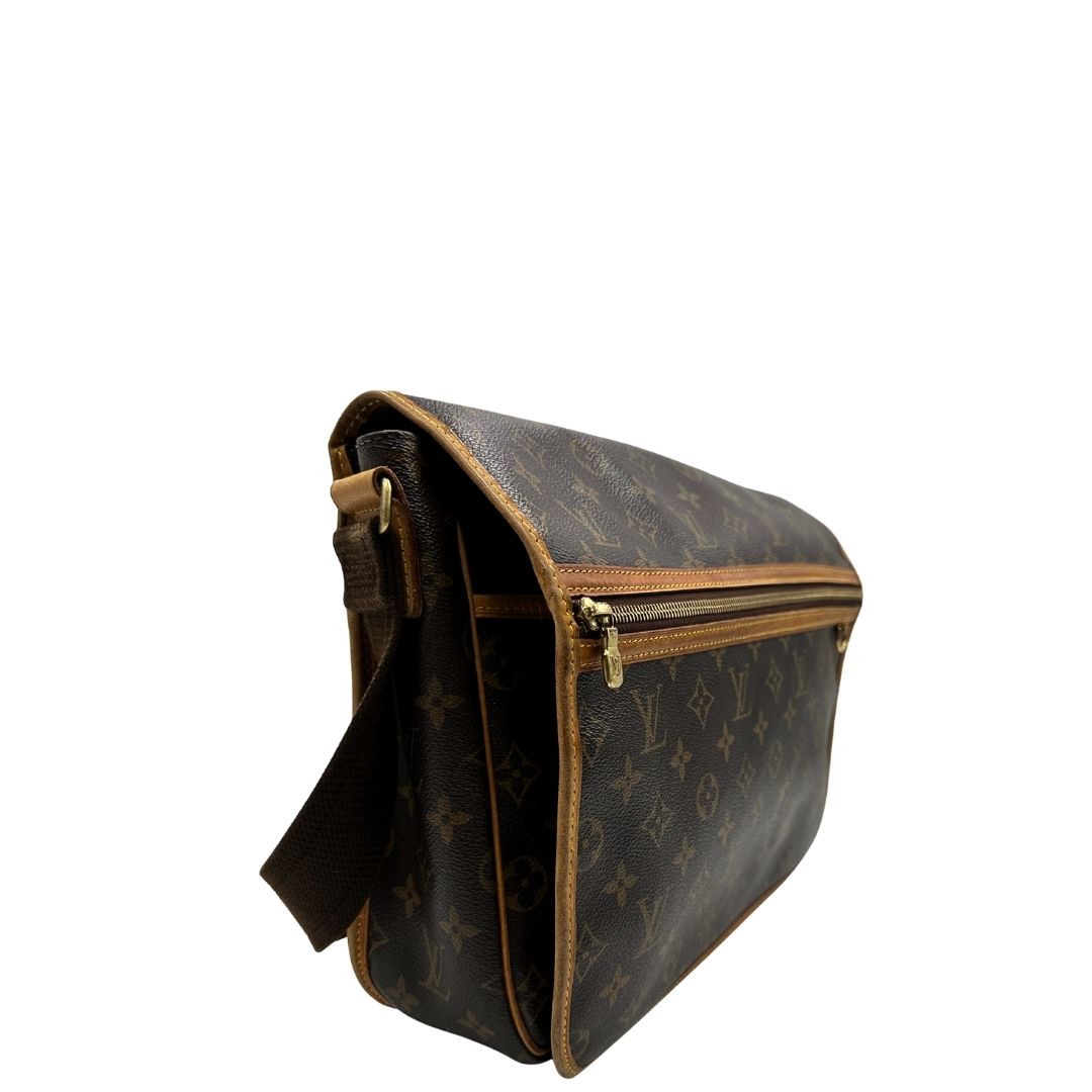lato Borsa Messenger Bosphore Louis Vuitton in canvas marrone monogram con finiture in vacchetta naturale, tracolla in tessuto regolabile e parti metalliche dorate, di lusso, originale, ottime condizioni, usata. 