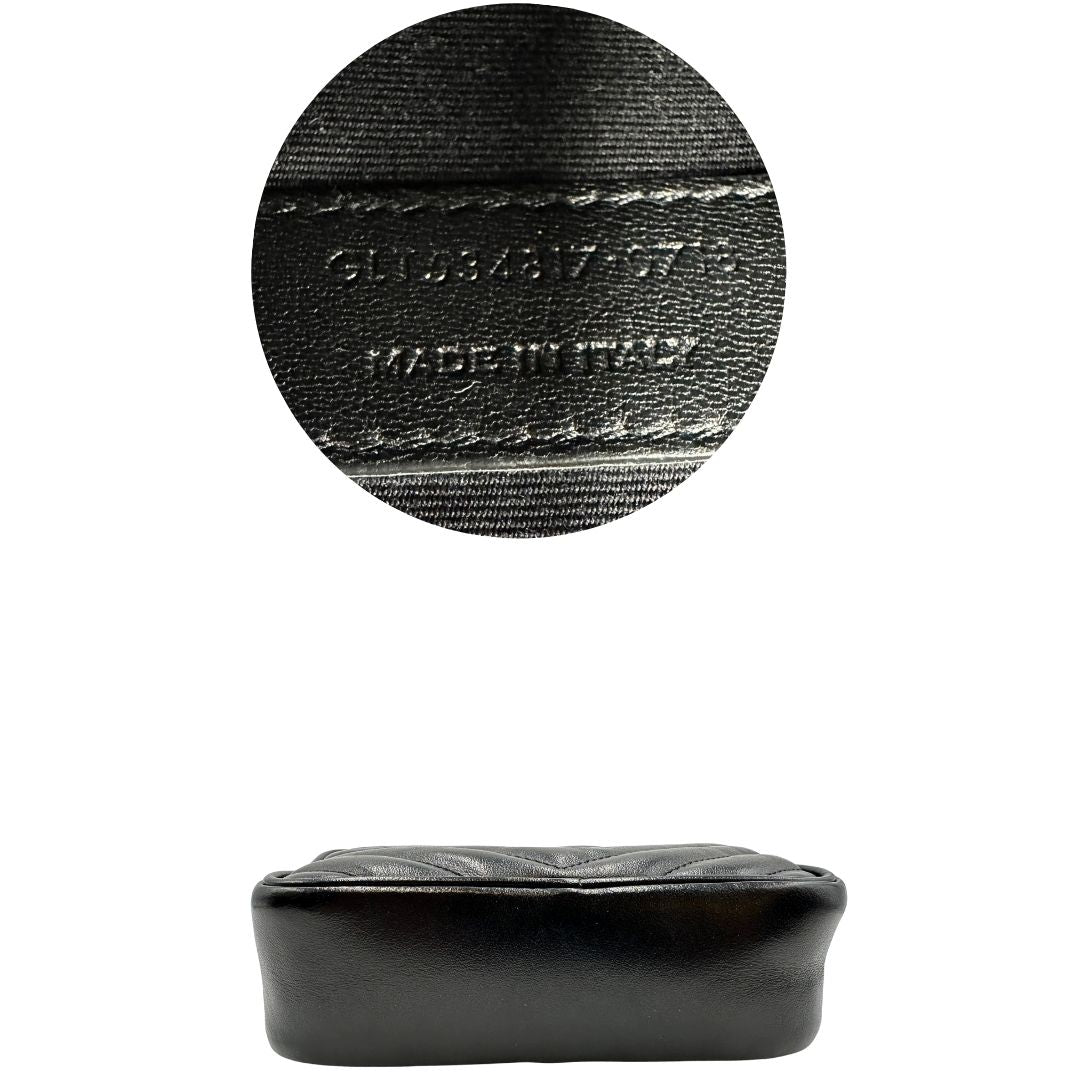 base Marsupio Saint Laurent in pelle nera trapuntata con parti metalliche dorate; impreziosita da nappa decorativa amovibile e logo Cassandre sul front; indossabile anche a tracolla. Completo di dustbag, di lusso, originale, ottime condizioni, usato. 