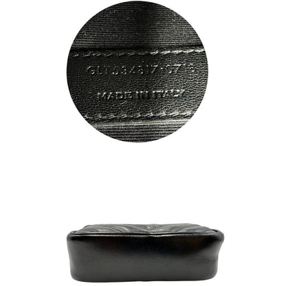 base Marsupio Saint Laurent in pelle nera trapuntata con parti metalliche dorate; impreziosita da nappa decorativa amovibile e logo Cassandre sul front; indossabile anche a tracolla. Completo di dustbag, di lusso, originale, ottime condizioni, usato. 