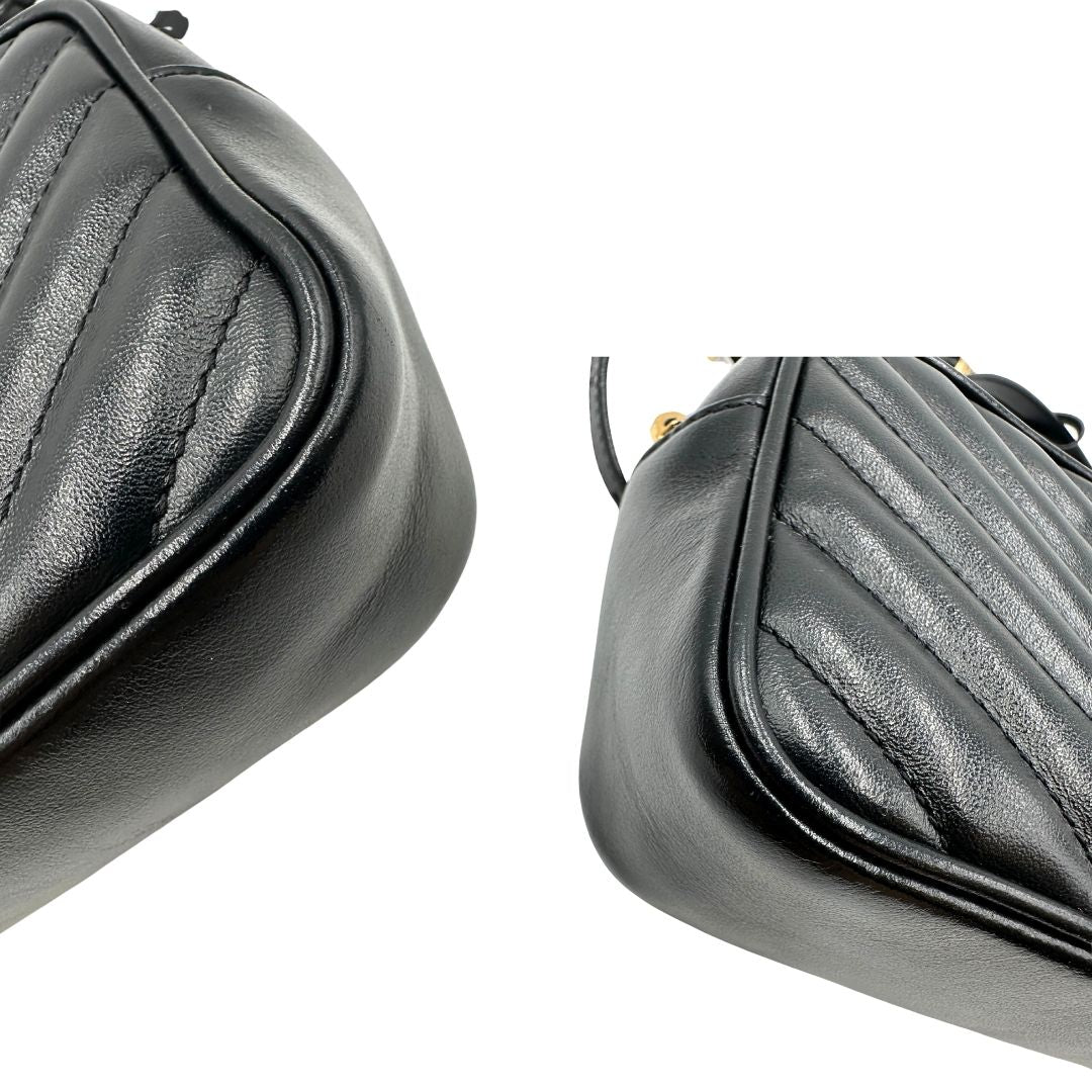 angoli Marsupio Saint Laurent in pelle nera trapuntata con parti metalliche dorate; impreziosita da nappa decorativa amovibile e logo Cassandre sul front; indossabile anche a tracolla. Completo di dustbag, di lusso, originale, ottime condizioni, usato. 