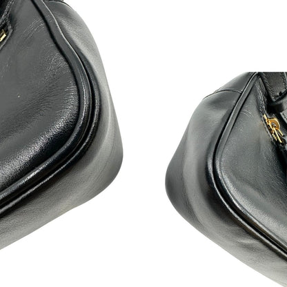 angoli Marsupio Saint Laurent in pelle nera trapuntata con parti metalliche dorate; impreziosita da nappa decorativa amovibile e logo Cassandre sul front; indossabile anche a tracolla. Completo di dustbag, di lusso, originale, ottime condizioni, usato. 
