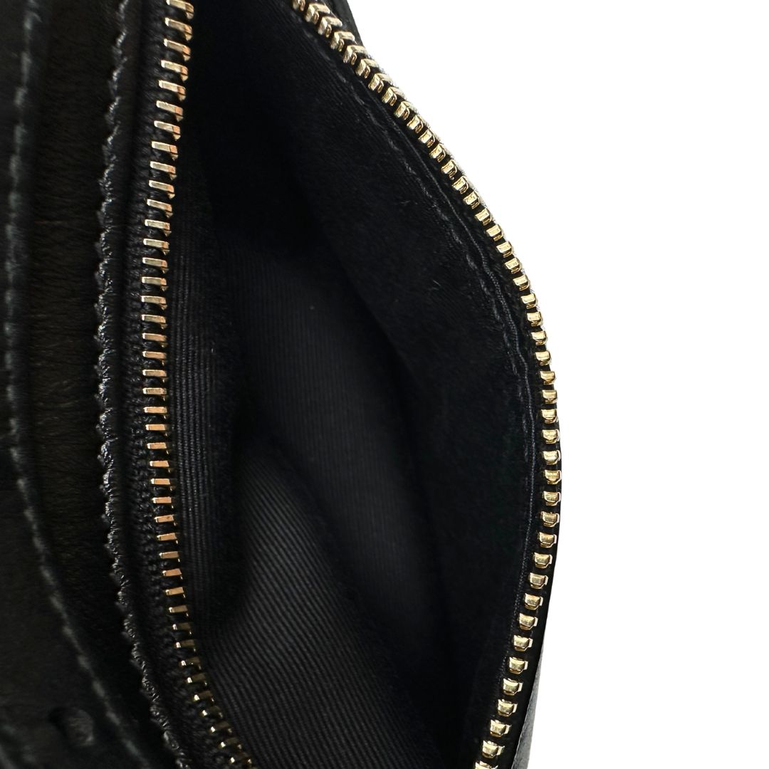 interno Marsupio Saint Laurent in pelle nera trapuntata con parti metalliche dorate; impreziosita da nappa decorativa amovibile e logo Cassandre sul front; indossabile anche a tracolla. Completo di dustbag, di lusso, originale, ottime condizioni, usato. 