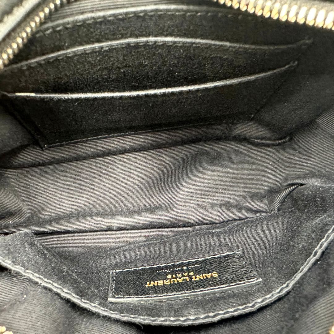 interno Marsupio Saint Laurent in pelle nera trapuntata con parti metalliche dorate; impreziosita da nappa decorativa amovibile e logo Cassandre sul front; indossabile anche a tracolla. Completo di dustbag, di lusso, originale, ottime condizioni, usato. 