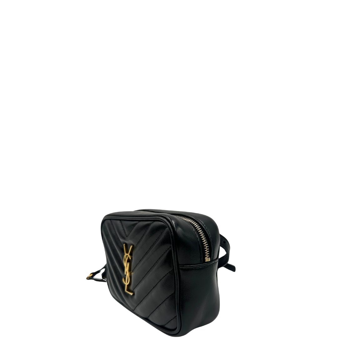 lato Marsupio Saint Laurent in pelle nera trapuntata con parti metalliche dorate; impreziosita da nappa decorativa amovibile e logo Cassandre sul front; indossabile anche a tracolla. Completo di dustbag, di lusso, originale, ottime condizioni, usato. 