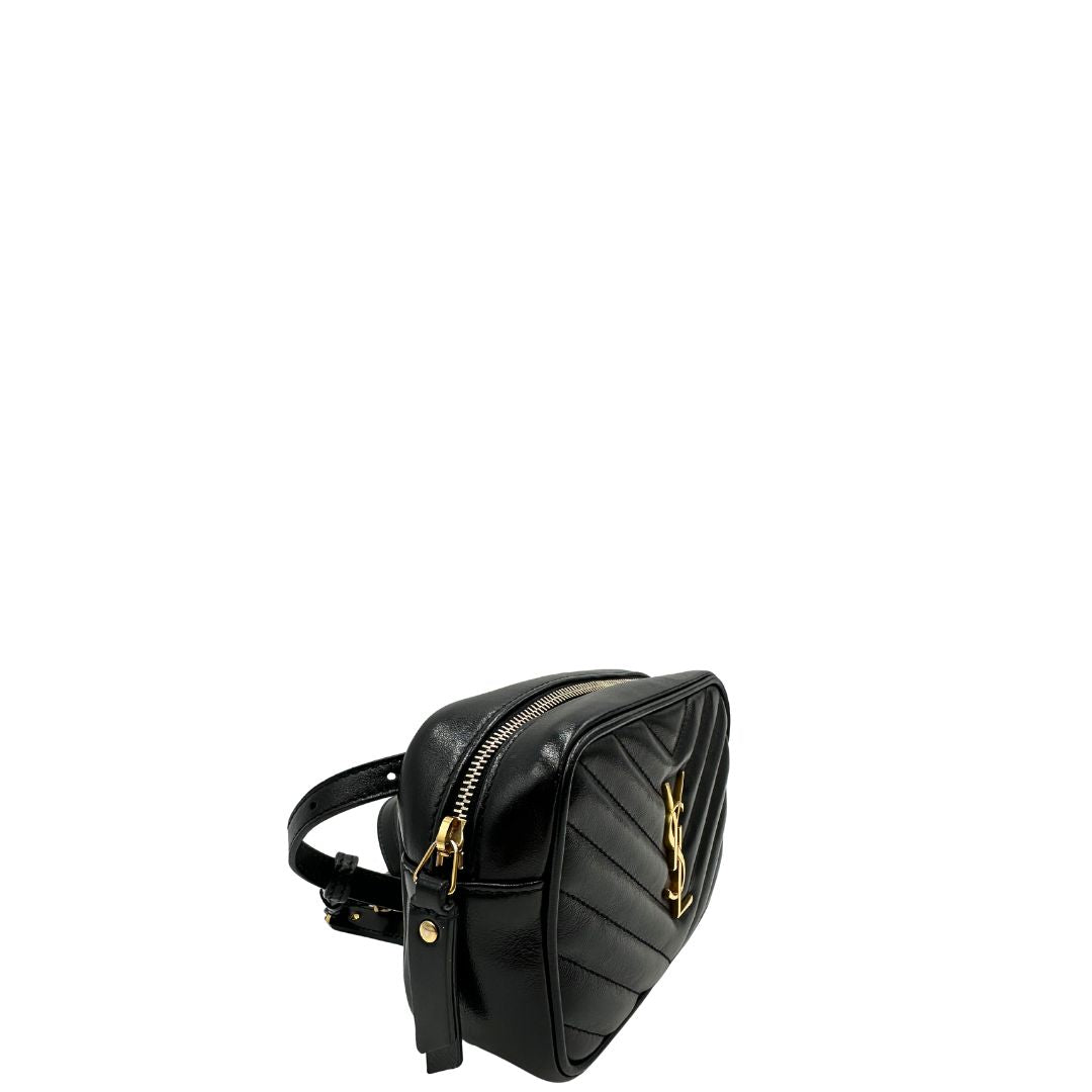 lato Marsupio Saint Laurent in pelle nera trapuntata con parti metalliche dorate; impreziosita da nappa decorativa amovibile e logo Cassandre sul front; indossabile anche a tracolla. Completo di dustbag, di lusso, originale, ottime condizioni, usato. 