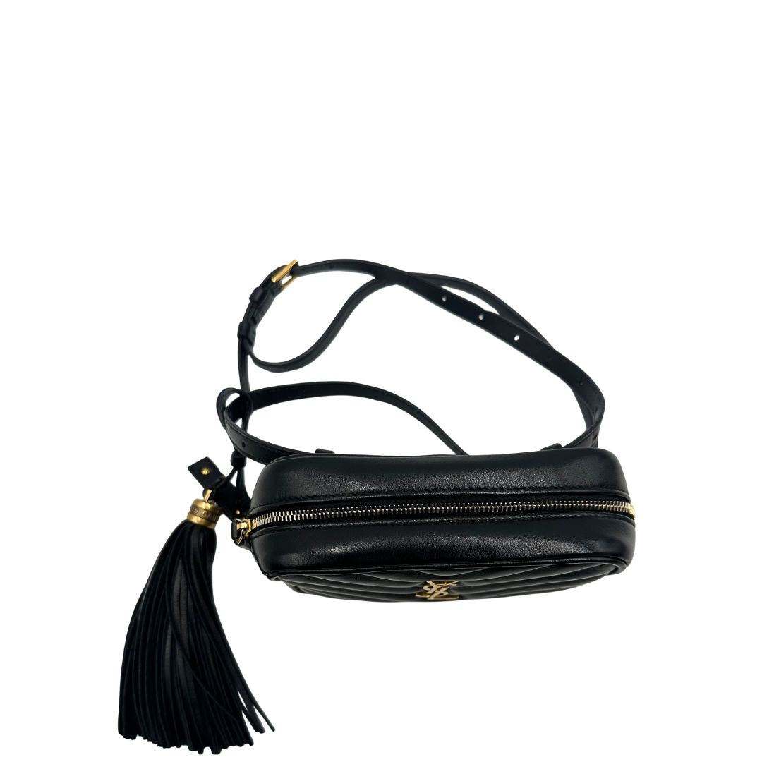 cerniera Marsupio Saint Laurent in pelle nera trapuntata con parti metalliche dorate; impreziosita da nappa decorativa amovibile e logo Cassandre sul front; indossabile anche a tracolla. Completo di dustbag, di lusso, originale, ottime condizioni, usato. 
