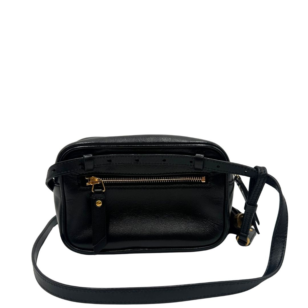 retro Marsupio Saint Laurent in pelle nera trapuntata con parti metalliche dorate; impreziosita da nappa decorativa amovibile e logo Cassandre sul front; indossabile anche a tracolla. Completo di dustbag, di lusso, originale, ottime condizioni, usato. 