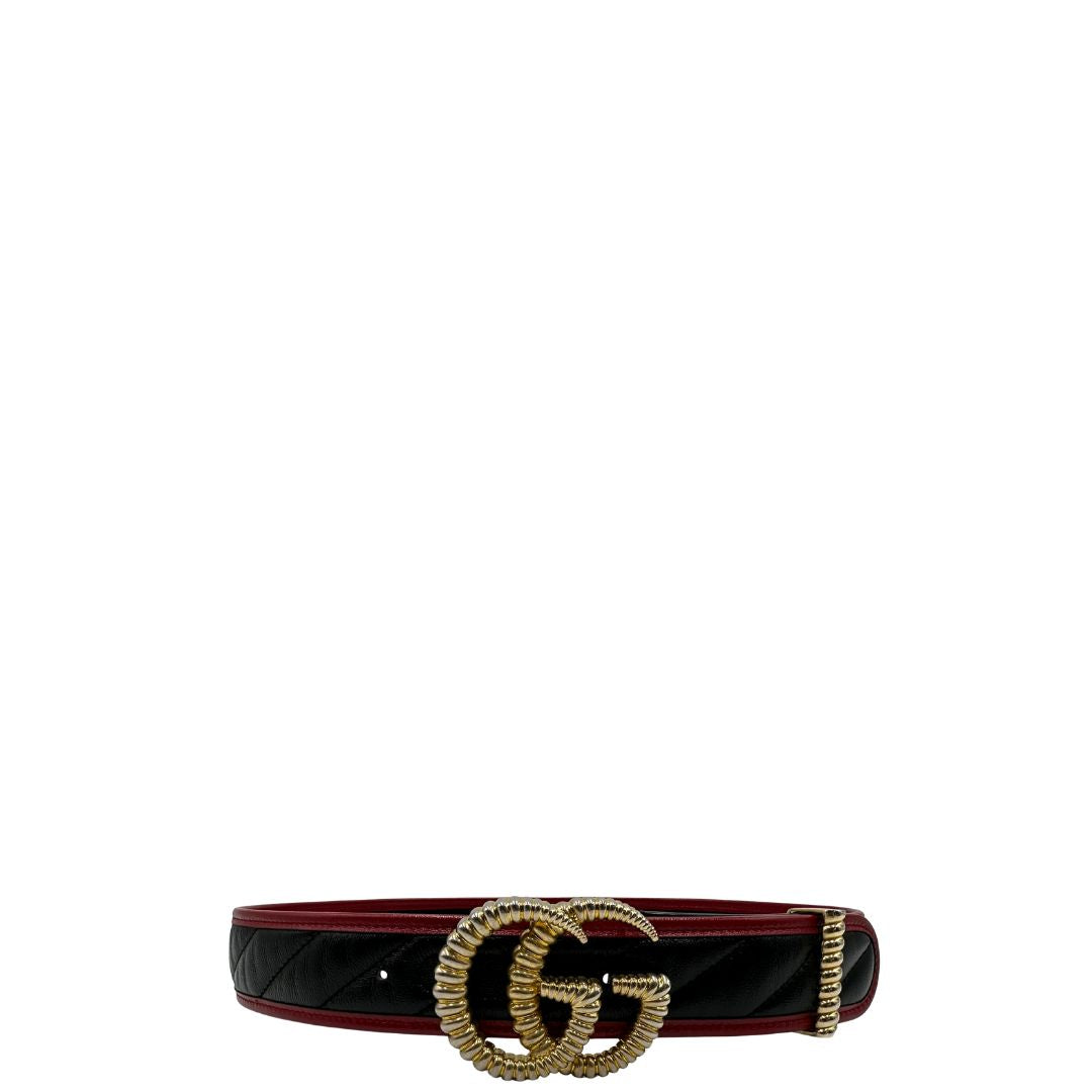 Cintura Gucci in pelle nera con finiture rosse e parti metalliche dorate. Completa di dustbag e scatola, di lusso, originale, ottime condizioni. 