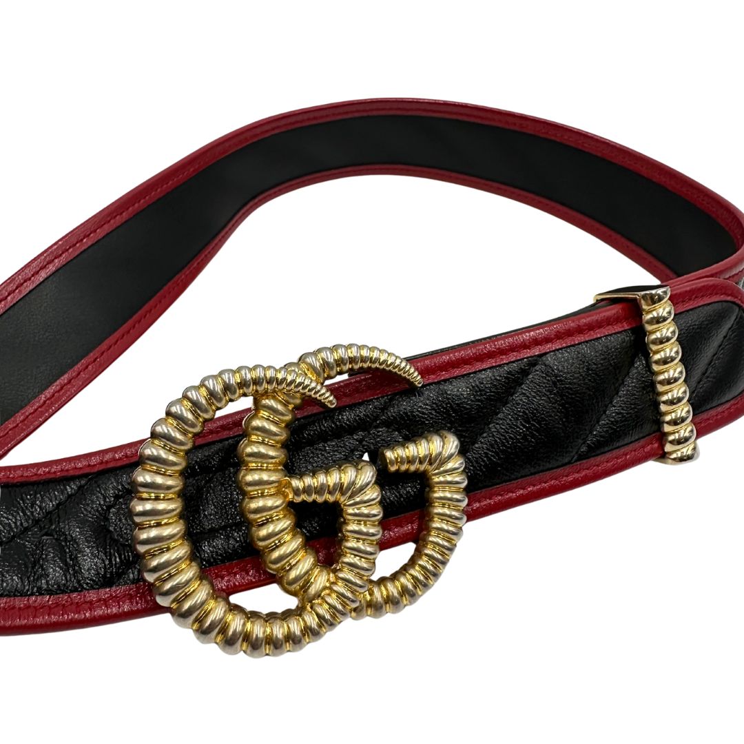 Cintura Gucci in pelle nera con finiture rosse e parti metalliche dorate. Completa di dustbag e scatola, di lusso, originale, ottime condizioni.