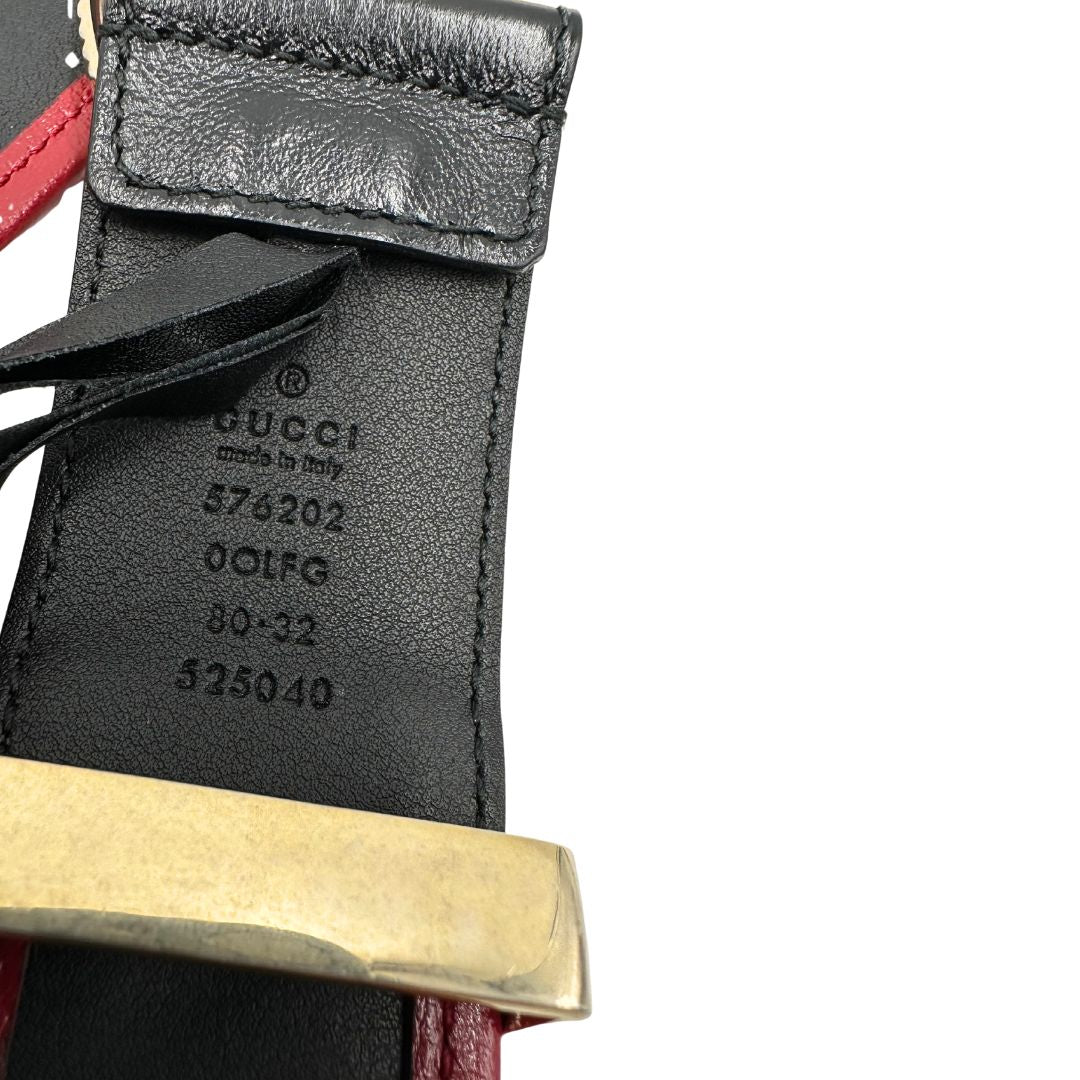 Cintura Gucci in pelle nera con finiture rosse e parti metalliche dorate. Completa di dustbag e scatola, di lusso, originale, ottime condizioni.