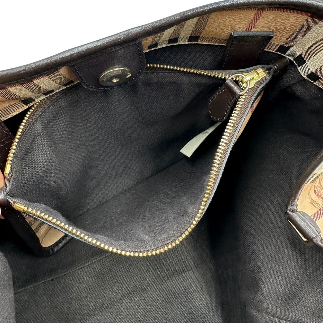 interno Borsa Burberry in canvas trama tartan sui toni del beige con finiture in pelle nere e parti metalliche dorate; munita di doppi manici, indossabile a spalla. Munita di pochette estraibile. Completa di dustbag, di lusso, originale, ottime condizioni, usata. 