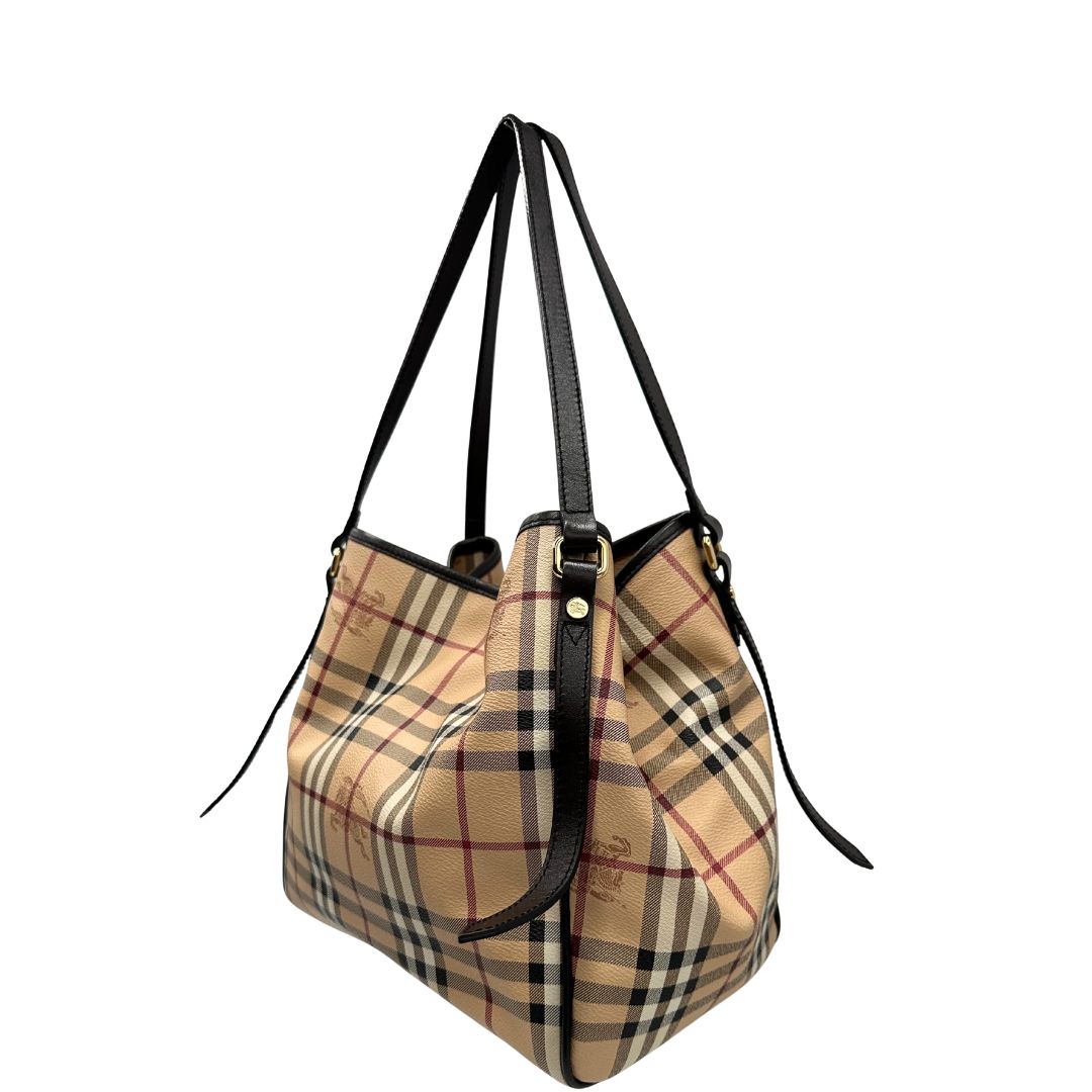 lato Borsa Burberry in canvas trama tartan sui toni del beige con finiture in pelle nere e parti metalliche dorate; munita di doppi manici, indossabile a spalla. Munita di pochette estraibile. Completa di dustbag, di lusso, originale, ottime condizioni, usata. 