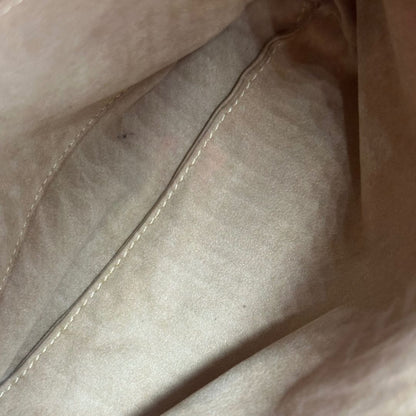 interno Borsa Gucci in pelle rosa con logo metallico argentato sul front; munita di un manico intrecciato, da portare a mano, di lusso, originale, ottime condizioni, usata. 