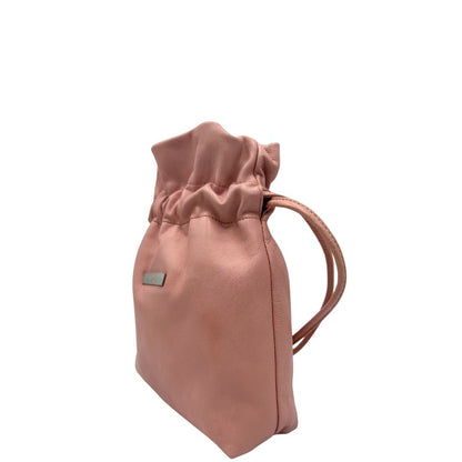 lato Borsa Gucci in pelle rosa con logo metallico argentato sul front; munita di un manico intrecciato, da portare a mano, di lusso, originale, ottime condizioni, usata.