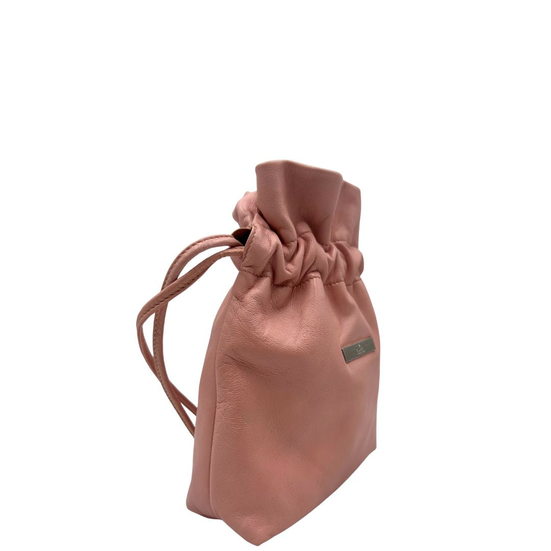 lato Borsa Gucci in pelle rosa con logo metallico argentato sul front; munita di un manico intrecciato, da portare a mano, di lusso, originale, ottime condizioni, usata. 