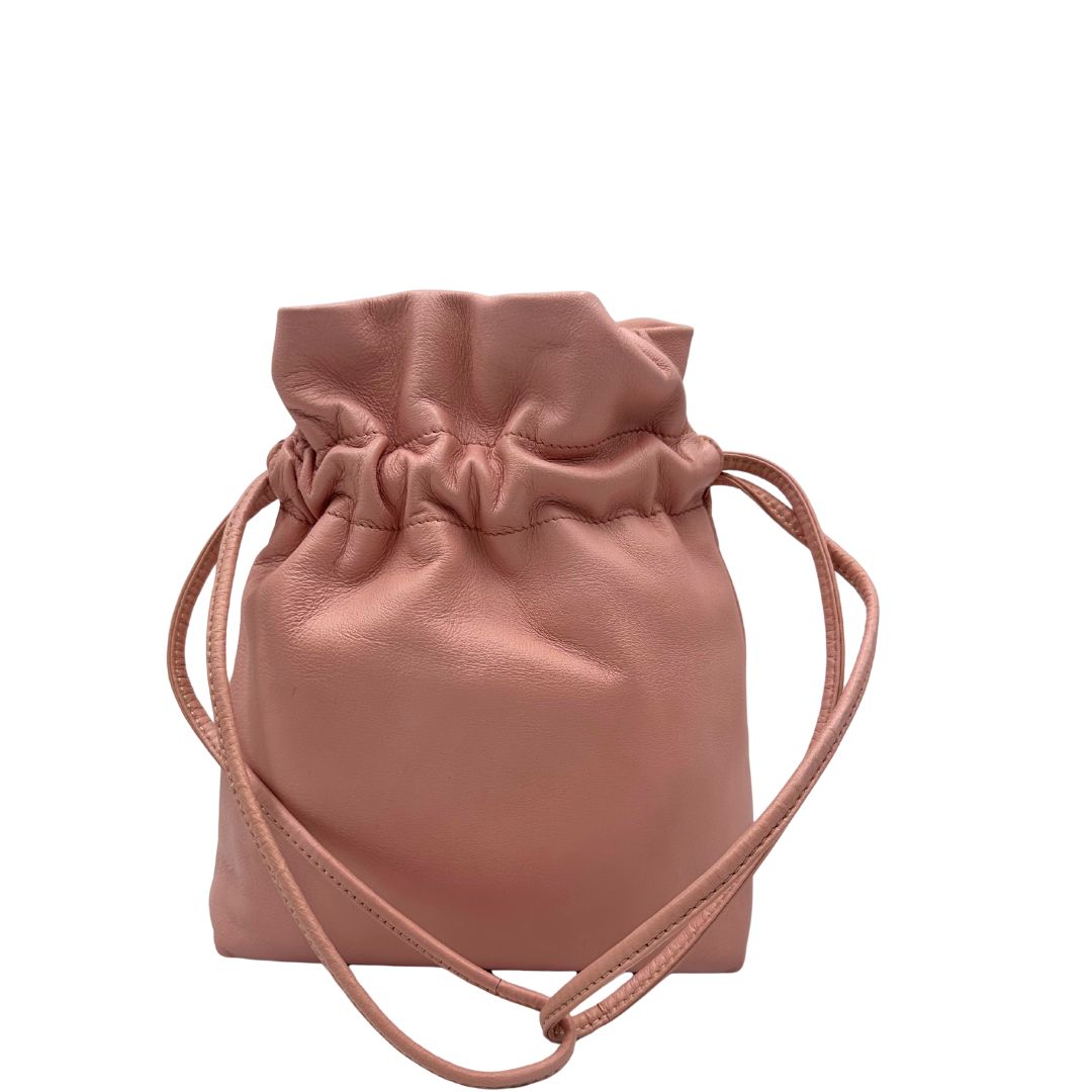 retro Borsa Gucci in pelle rosa con logo metallico argentato sul front; munita di un manico intrecciato, da portare a mano, di lusso, originale, ottime condizioni, usata. 