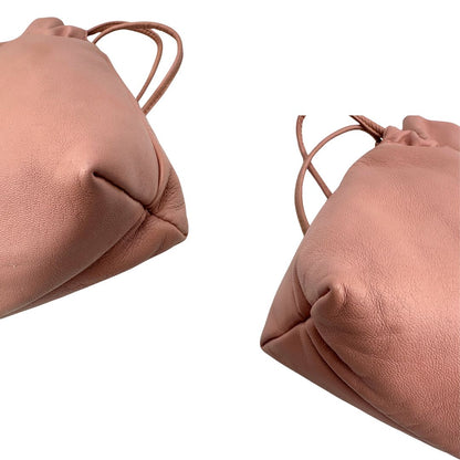 angoli Borsa Gucci in pelle rosa con logo metallico argentato sul front; munita di un manico intrecciato, da portare a mano, di lusso, originale, ottime condizioni, usata. 