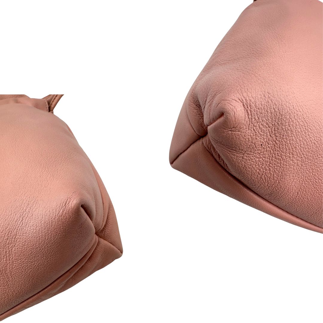 angoli Borsa Gucci in pelle rosa con logo metallico argentato sul front; munita di un manico intrecciato, da portare a mano, di lusso, originale, ottime condizioni, usata. 