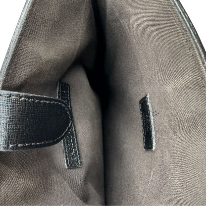 interno Borsa Fendi in pelle saffiano nera con parti metalliche dorate; munita di una tracolla amovibile e regolabile, di lusso, originale, ottime condizioni, usata.