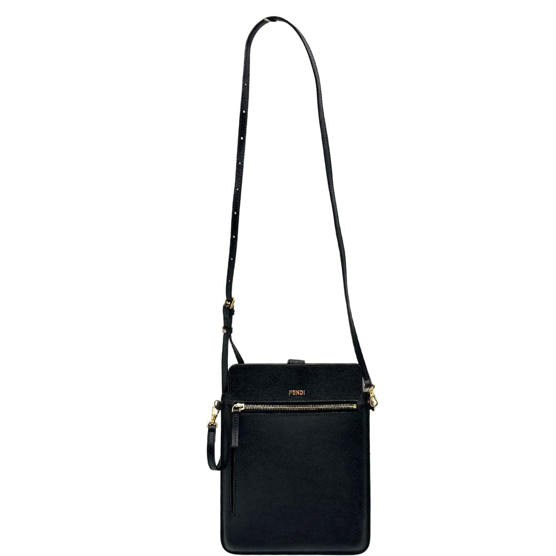 front Borsa Fendi in pelle saffiano nera con parti metalliche dorate; munita di una tracolla amovibile e regolabile, di lusso, originale, ottime condizioni, usata. 