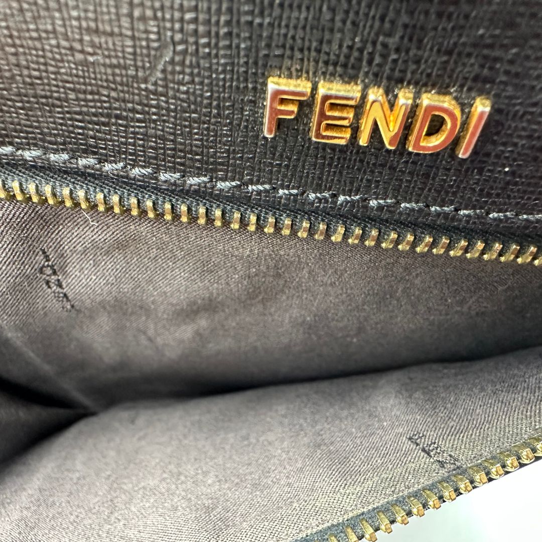 interno Borsa Fendi in pelle saffiano nera con parti metalliche dorate; munita di una tracolla amovibile e regolabile, di lusso, originale, ottime condizioni, usata. 