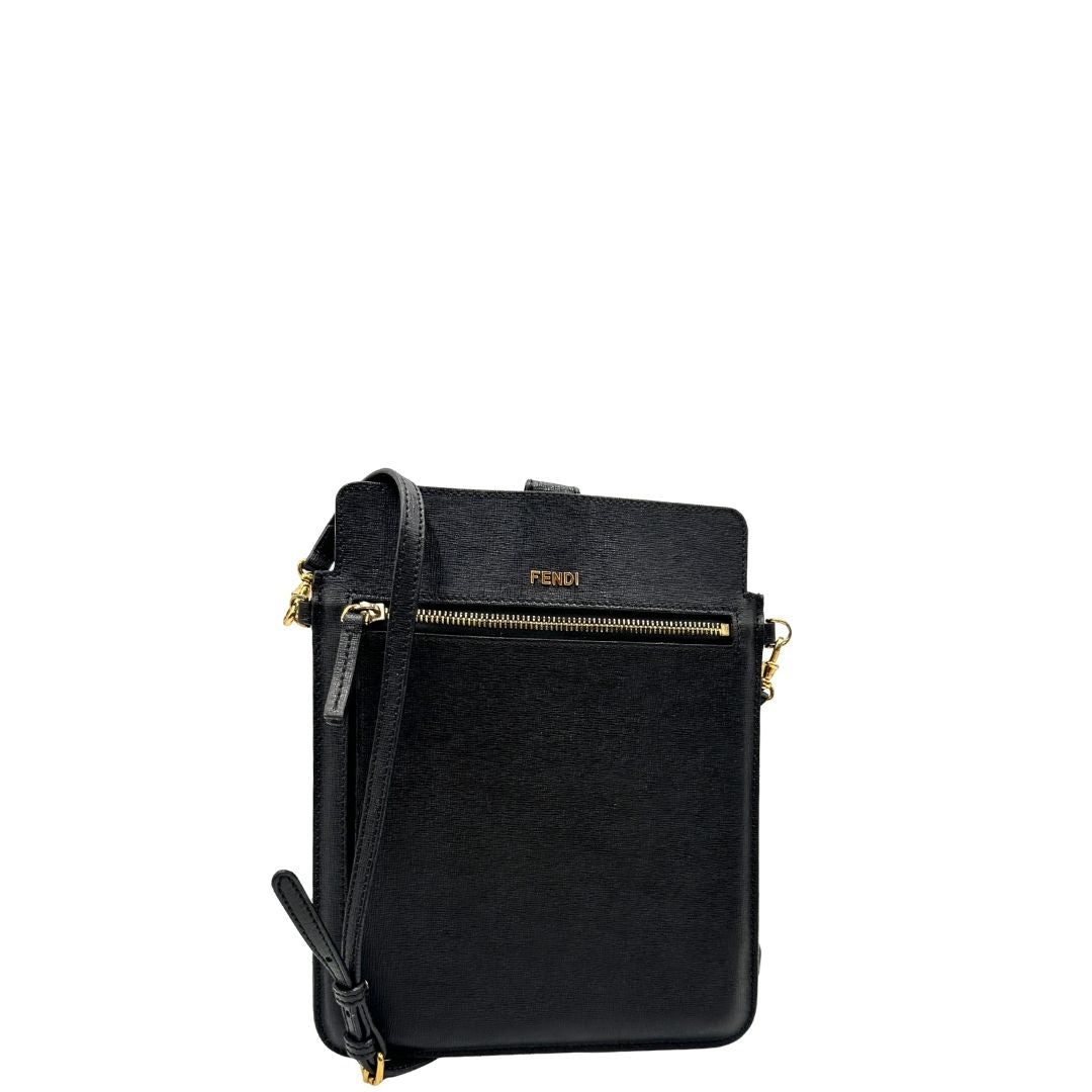 front Borsa Fendi in pelle saffiano nera con parti metalliche dorate; munita di una tracolla amovibile e regolabile, di lusso, originale, ottime condizioni, usata.