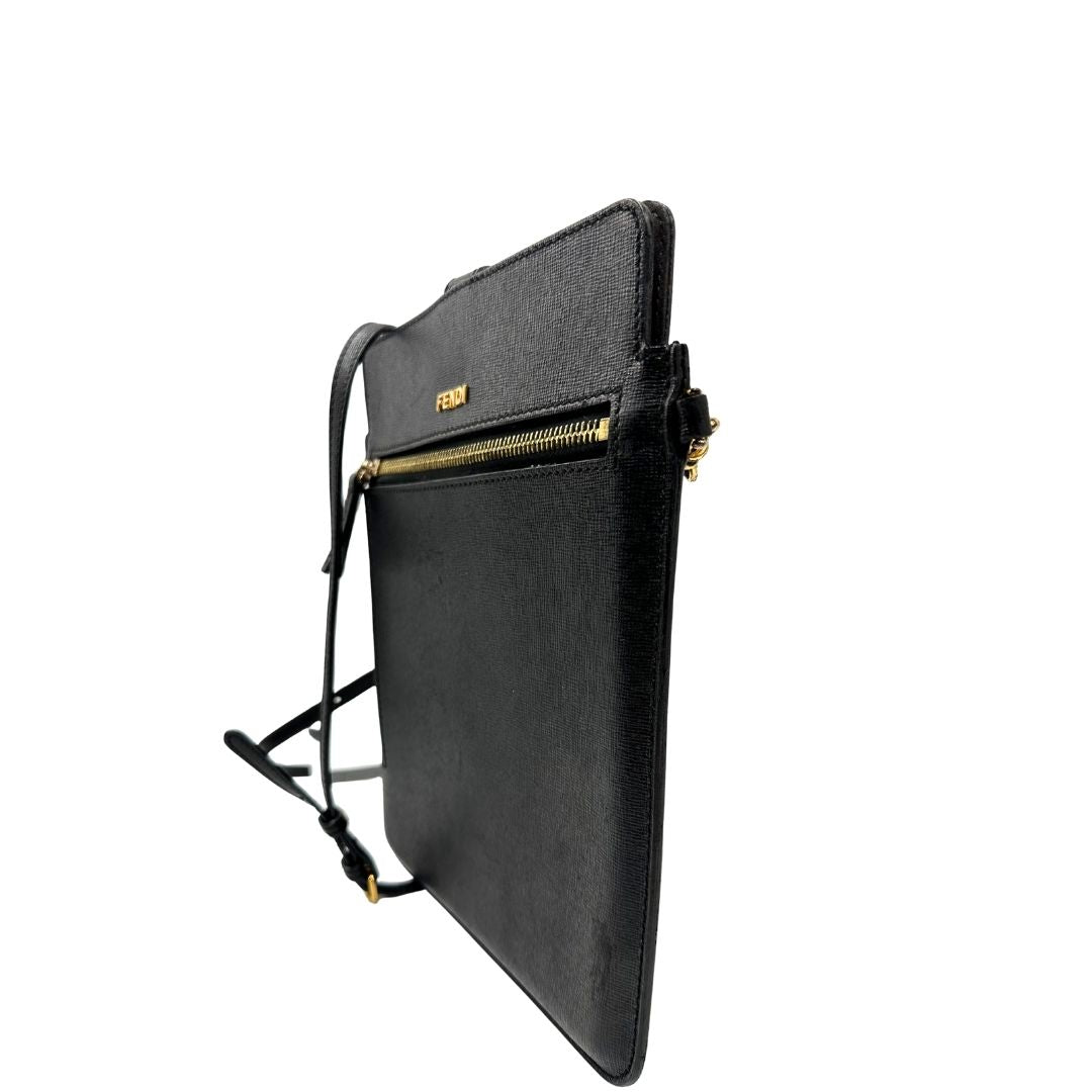 lato Borsa Fendi in pelle saffiano nera con parti metalliche dorate; munita di una tracolla amovibile e regolabile, di lusso, originale, ottime condizioni, usata. 