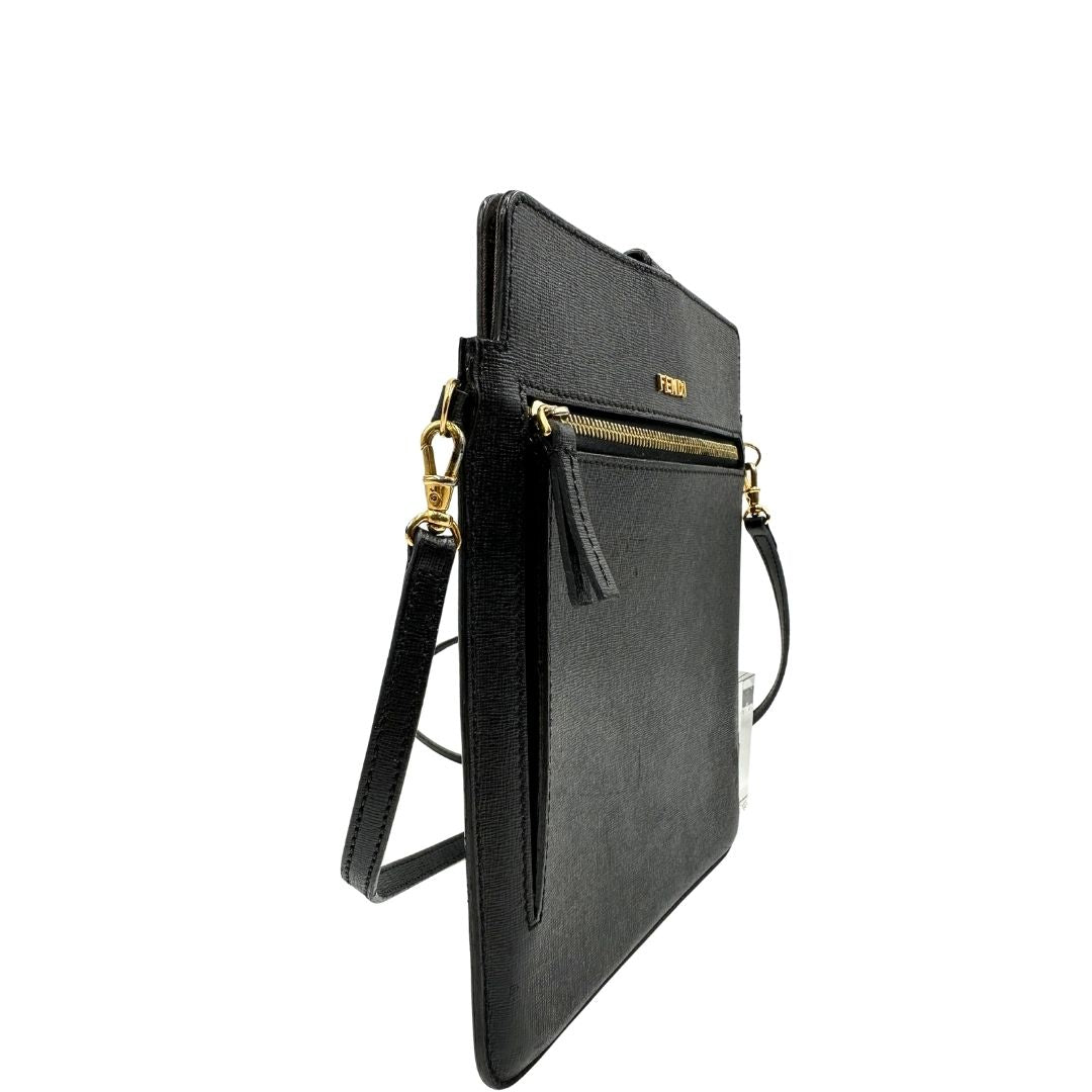 lato Borsa Fendi in pelle saffiano nera con parti metalliche dorate; munita di una tracolla amovibile e regolabile, di lusso, originale, ottime condizioni, usata. 