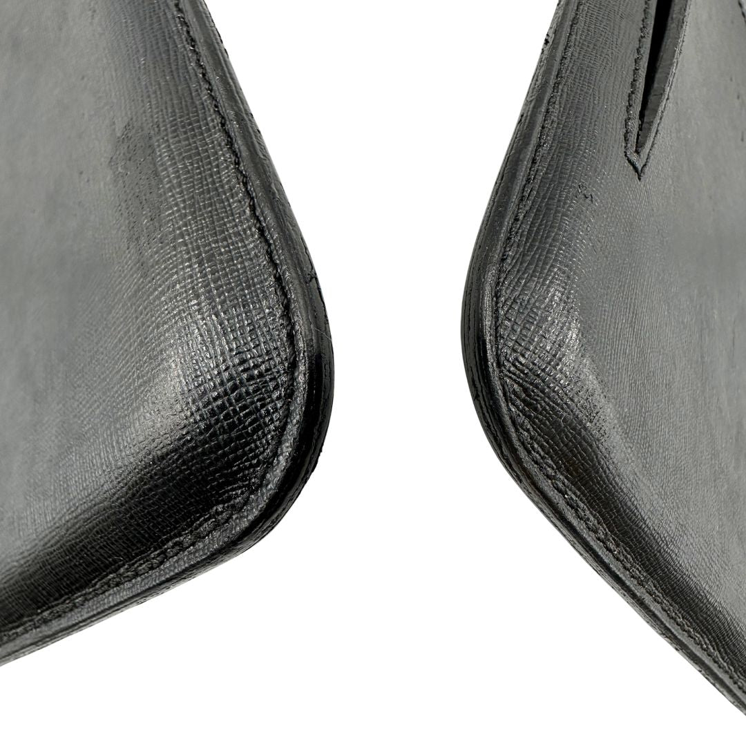 angoli Borsa Fendi in pelle saffiano nera con parti metalliche dorate; munita di una tracolla amovibile e regolabile, di lusso, originale, ottime condizioni, usata. 