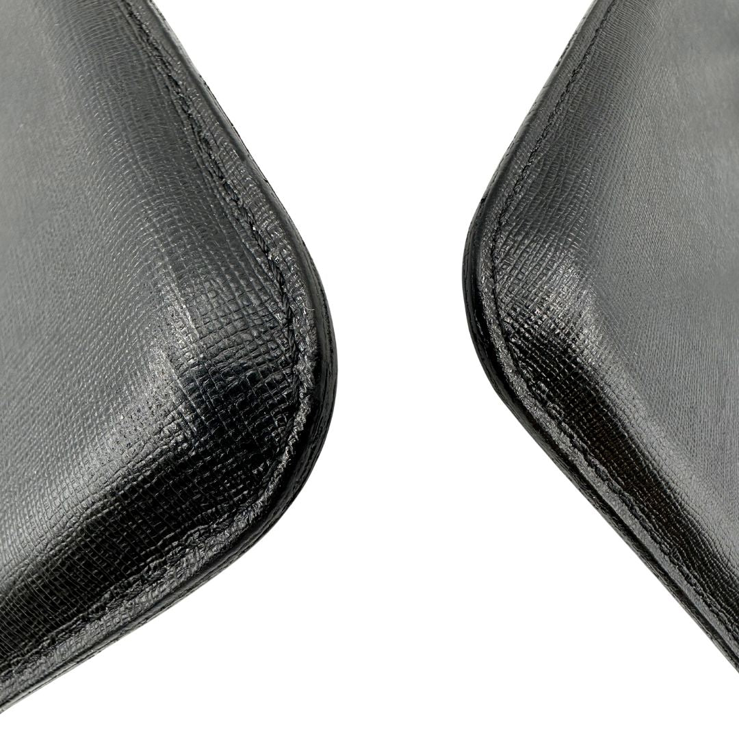 angoli Borsa Fendi in pelle saffiano nera con parti metalliche dorate; munita di una tracolla amovibile e regolabile, di lusso, originale, ottime condizioni, usata. 