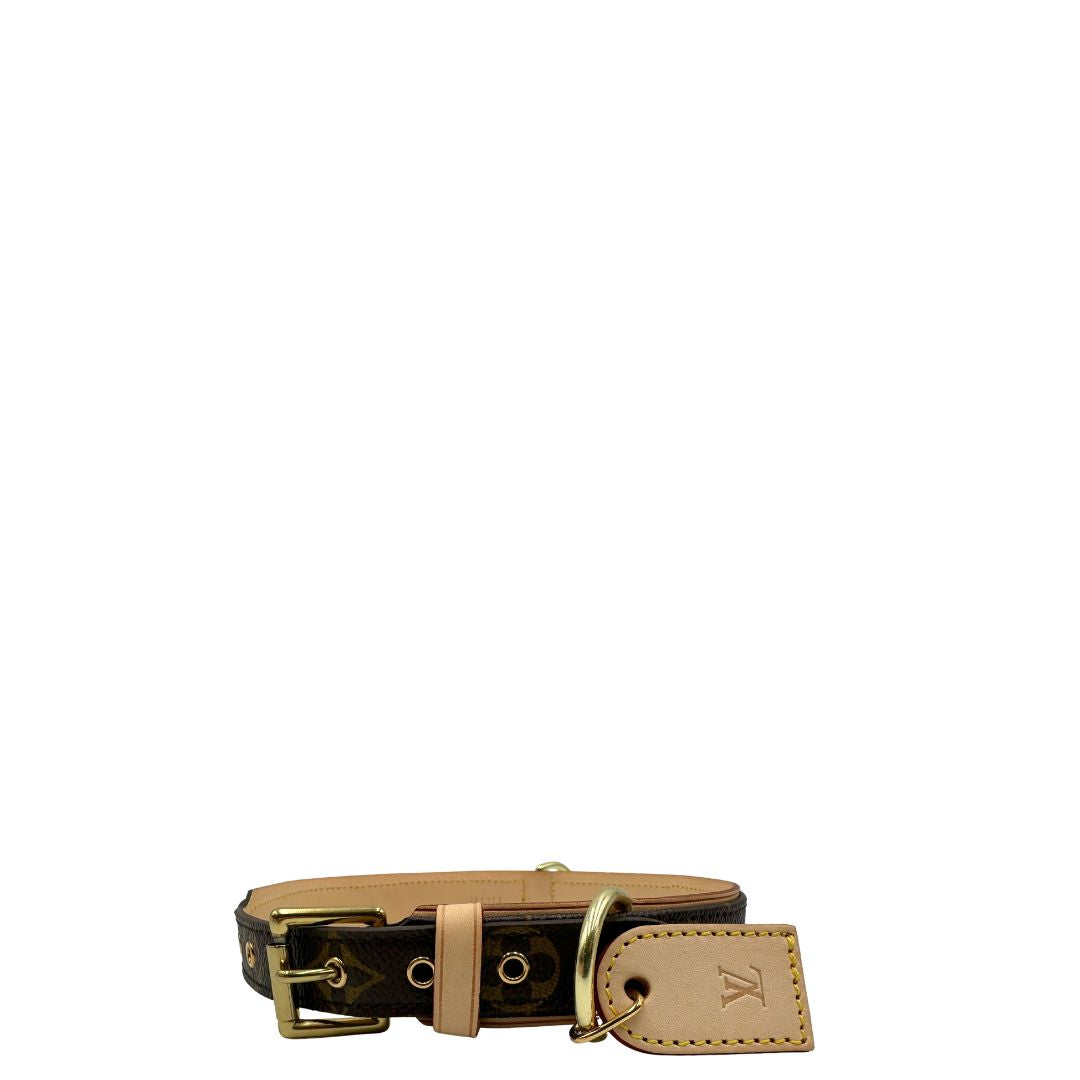 Collare e guinzaglio Louis Vuitton in canvas monogrammato marrone con parti metalliche dorate. Completo di scatola e dustbag.
