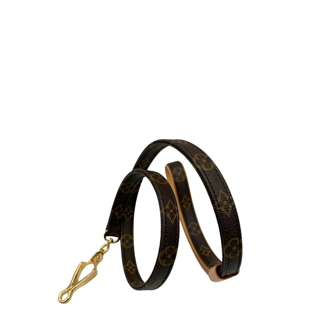 Collare e guinzaglio Louis Vuitton in canvas monogrammato marrone con parti metalliche dorate. Completo di scatola e dustbag.
