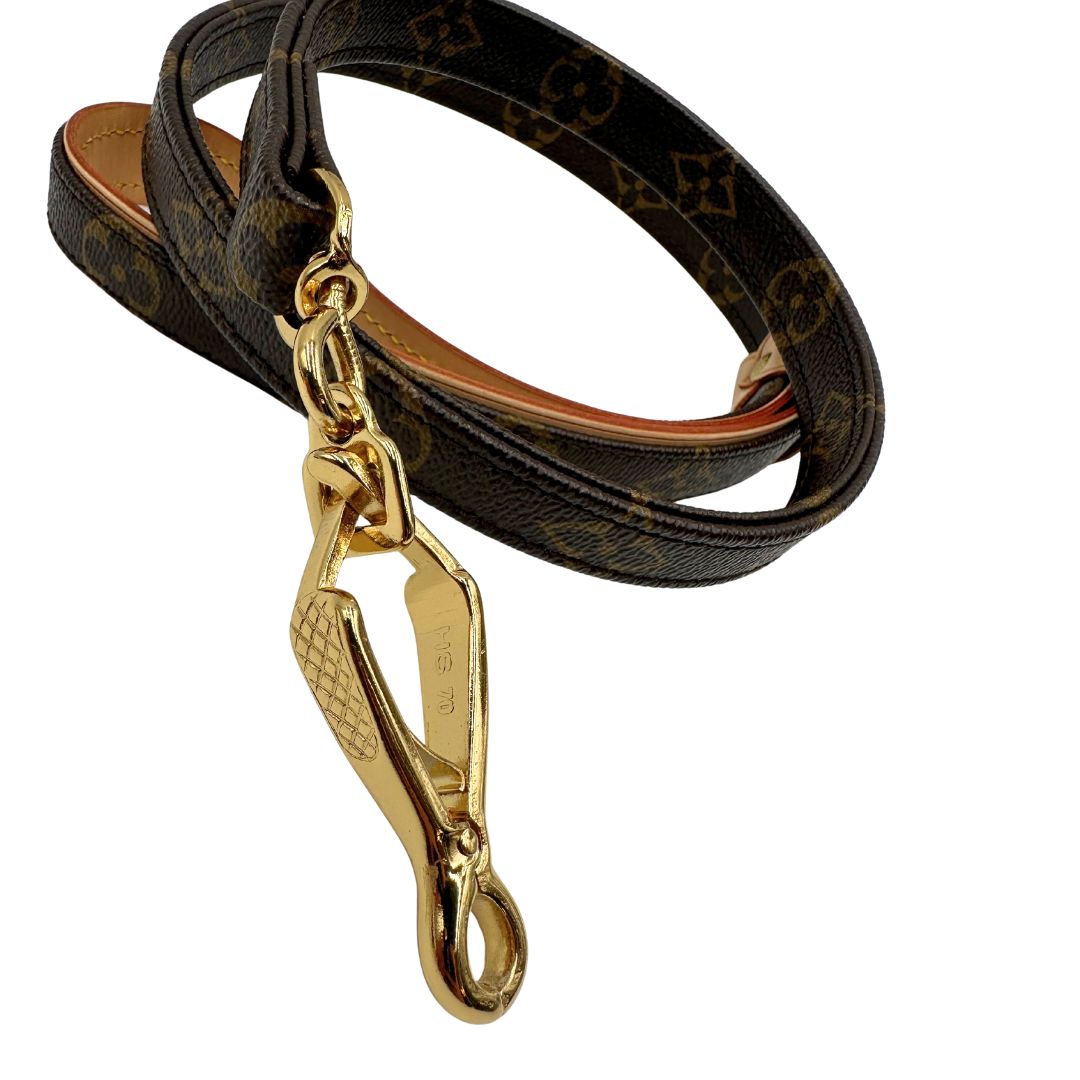 Collare e guinzaglio Louis Vuitton in canvas monogrammato marrone con parti metalliche dorate. Completo di scatola e dustbag.