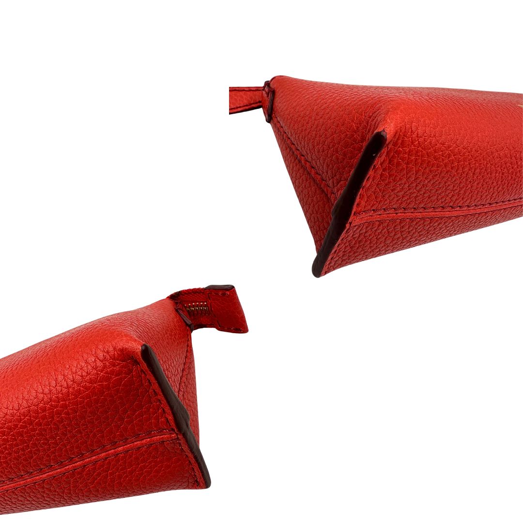 angoli Pochette Burberry in pelle martellata rossa con parti metalliche dorate. Full set, di lusso, originale, ottime condizioni, usata. 