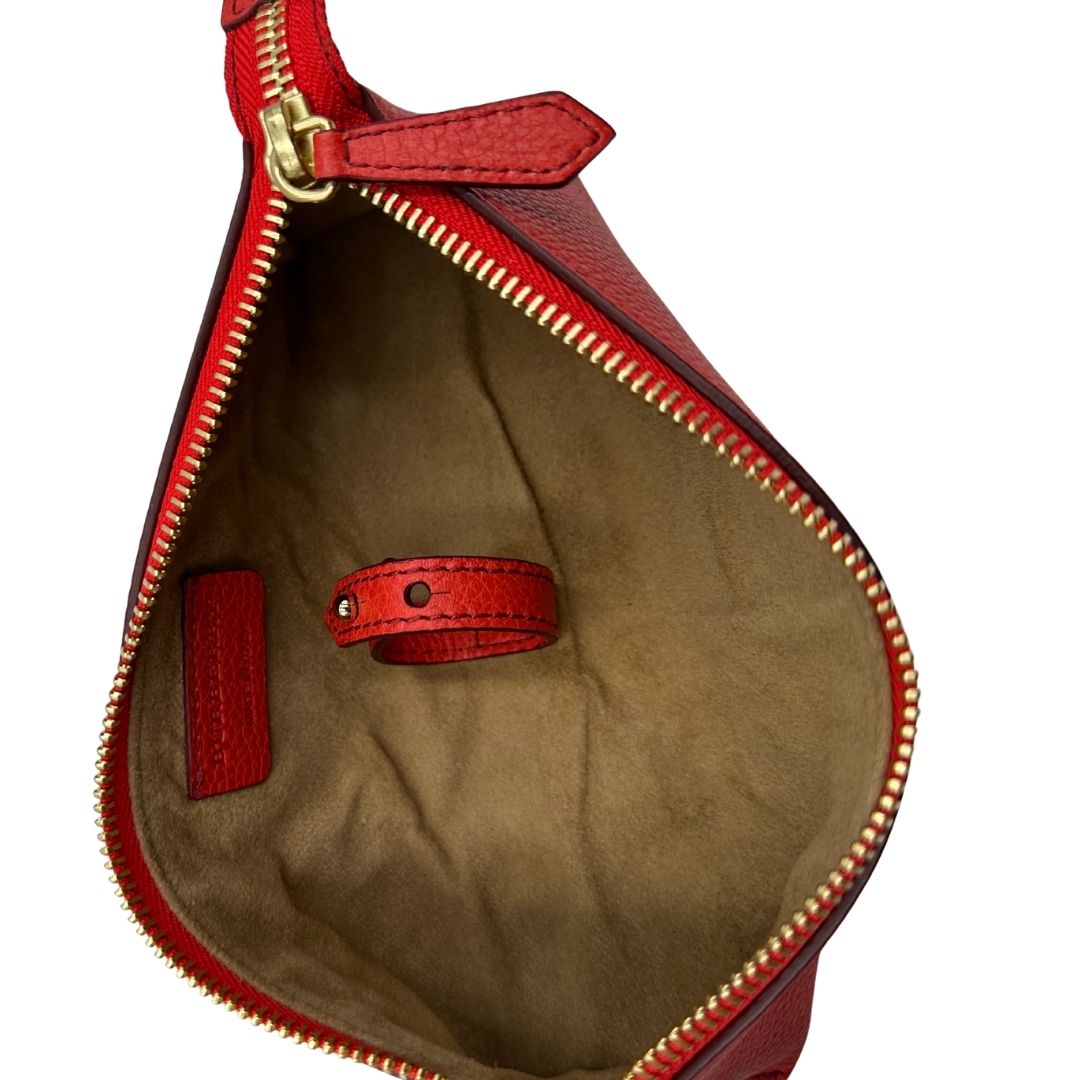 interno Pochette Burberry in pelle martellata rossa con parti metalliche dorate. Full set, di lusso, originale, ottime condizioni, usata. 