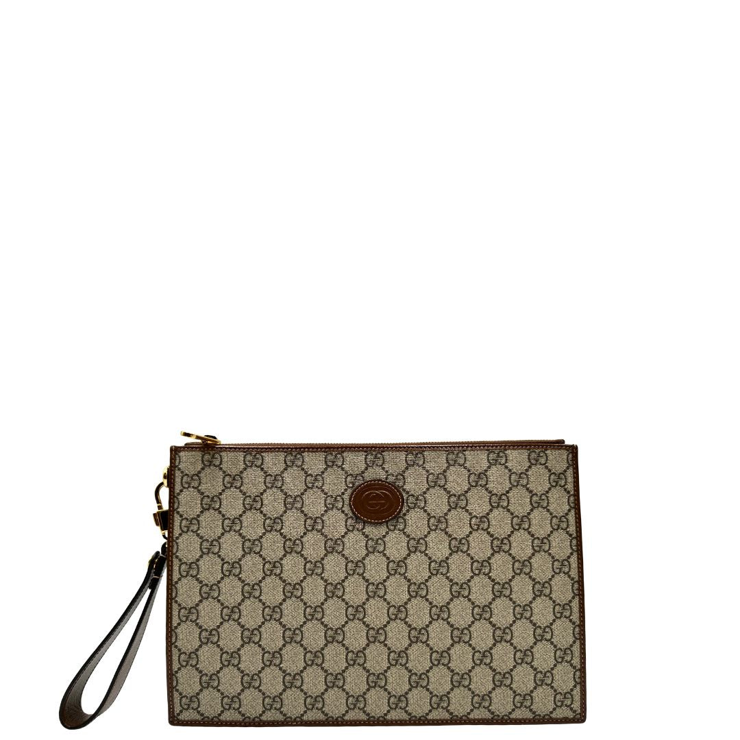 Front di una Pochette Gucci in canvas GG monogram beige con finiture in pelle marroni e parti metalliche dorate; munita di un polsino in pelle amovibile, indossabile a mano. Originale, usata, di lusso, in ottime condizioni.
